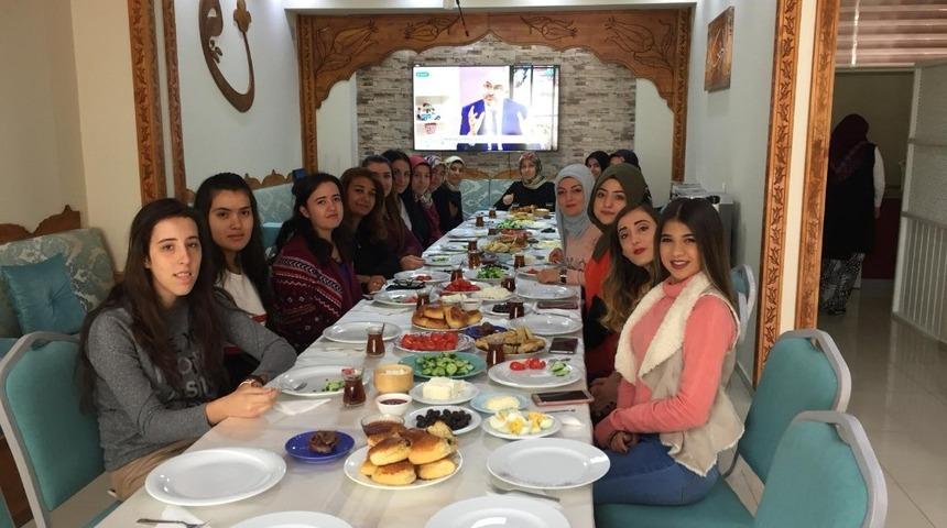 M&uuml;ft&uuml;l&uuml;kten KYK&rsquo;lı &ouml;ğrencilerle tanışma kahvaltısı