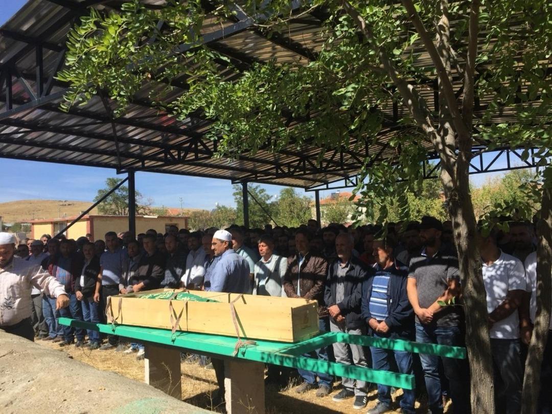 Yatağında &ouml;l&uuml; bulunan &ouml;ğrenci toprağa verildi