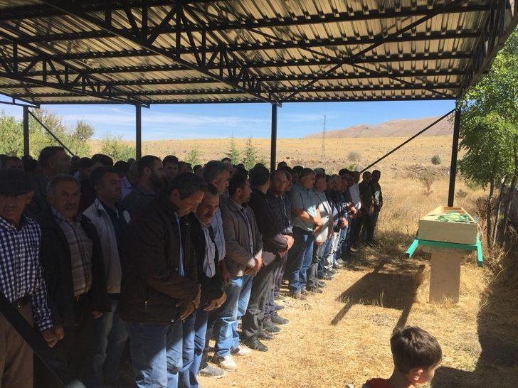 Yatağında ölü bulunan öğrenci toprağa verildi G3