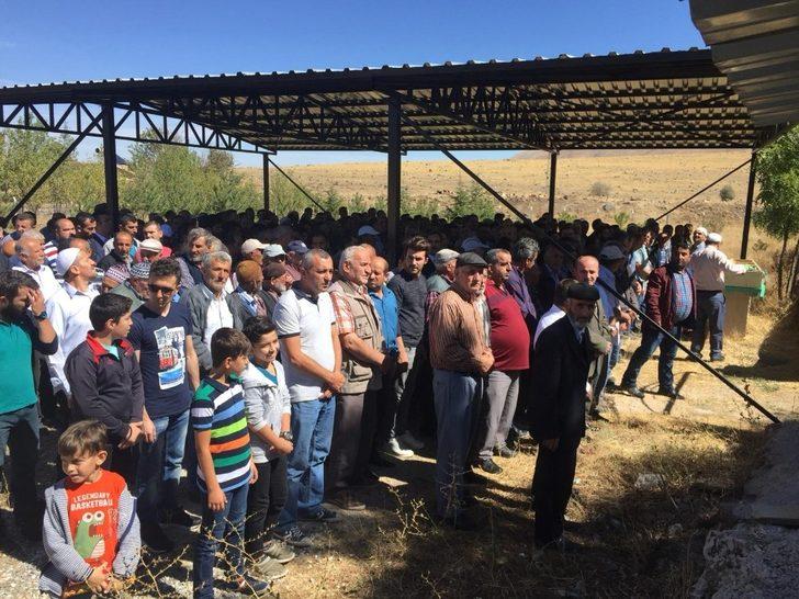 Yatağında ölü bulunan öğrenci toprağa verildi G4