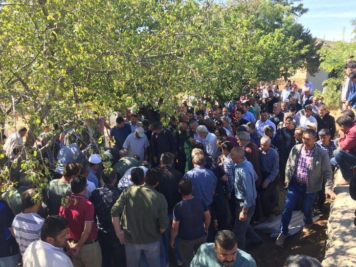 Yatağında ölü bulunan öğrenci toprağa verildi G5