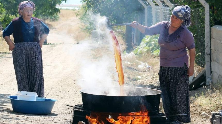 Pekmez, geleneksel yöntemlerle yapılıyor