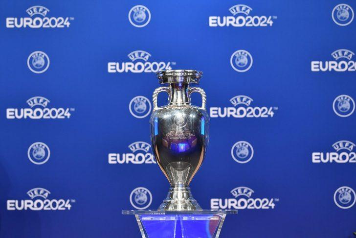 İki aday ülkenin temsilcilerinin gerçekleştirdiği sunumların ardından UEFA Yönetim Kurulu tarafından yapılan oylama sonucunda 1 oy farkla Almanya, EURO 2024'ün ev sahipliğini üstlenme hakkı kazandı.