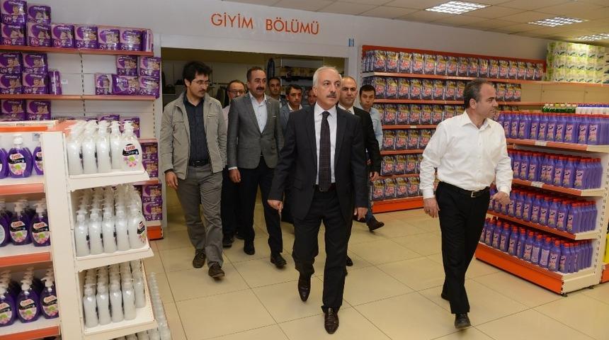 Başkan G&uuml;l gıda bankasını inceledi