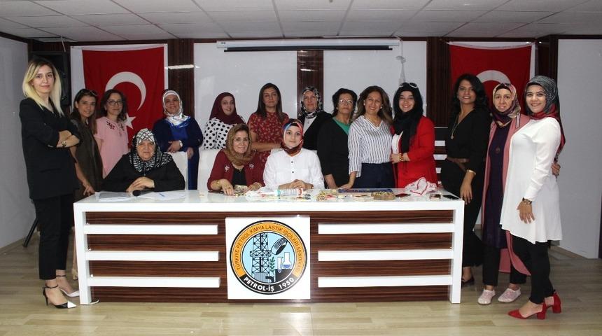 Kadınlar end&uuml;striyel &uuml;r&uuml;nler ile tasarımı &ouml;ğreniyor