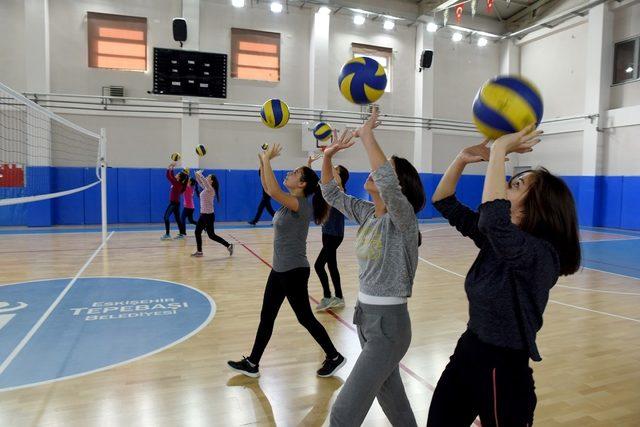 Yunus Emre Spor Tesisleri’nde yeni dönem kursları için kayıt işlemleri devam ediyor