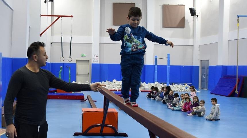 Yunus Emre Spor Tesisleri&rsquo;nde yeni d&ouml;nem kursları i&ccedil;in kayıt işlemleri devam ediyor