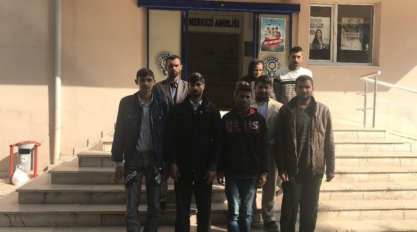 Polis kontrol&uuml;nde ka&ccedil;ak g&ouml;&ccedil;menler yakalandı