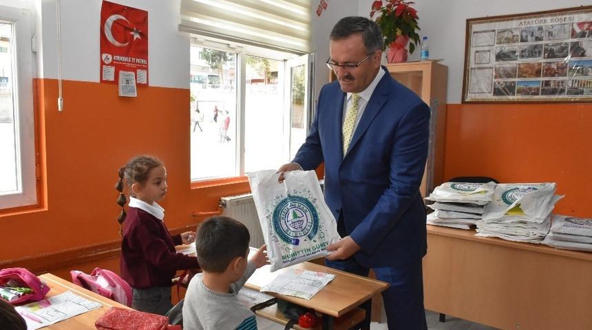 Kızılcahamam Belediyesinden okullara kırtasiye desteği