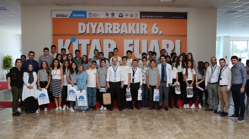 Bilnet öğrencileri kitap fuarını gezdi