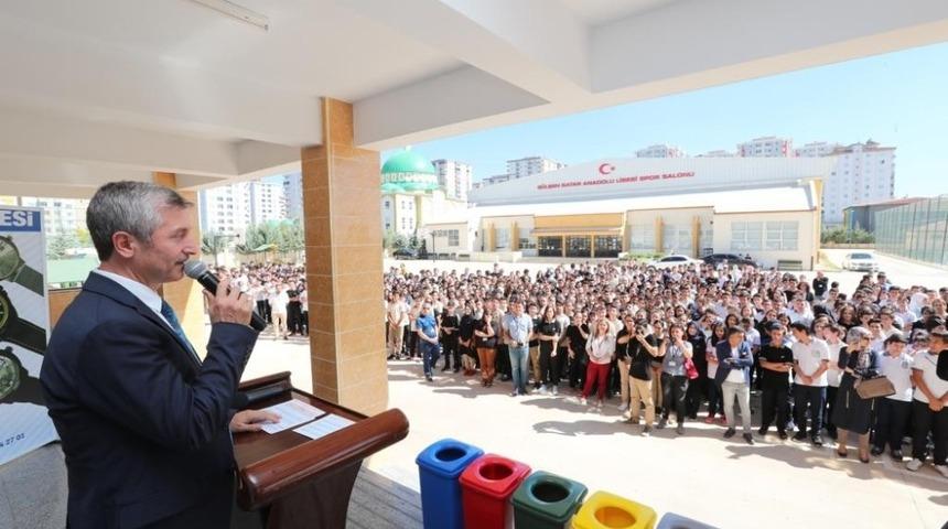 Tahmazoğlu, &ouml;ğrencileri sevindirmeye devam ediyor