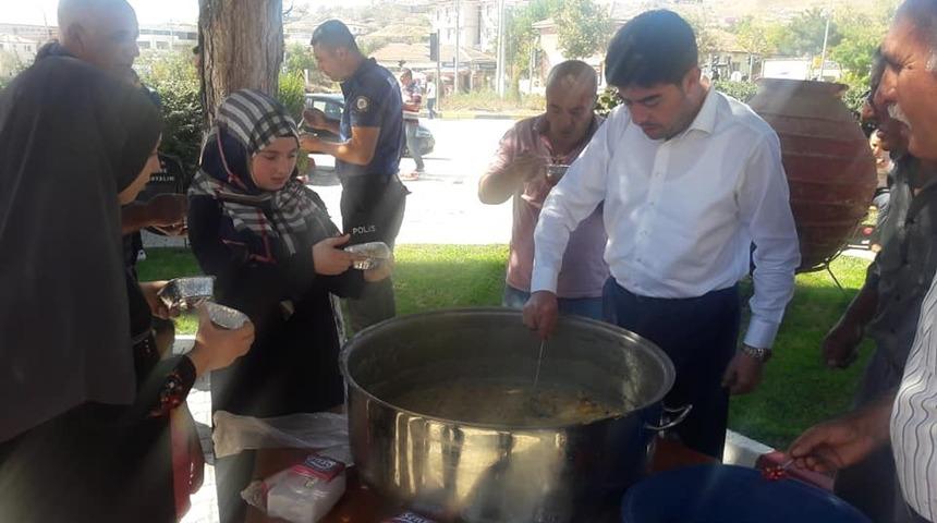 Delice’de vatandaşlara aşure dağıtıldı