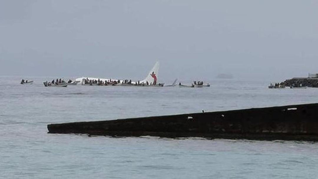 Son dakika! Yolcu u&ccedil;ağı denize acil iniş yaptı