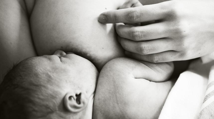 Anne gripken bebeğini emzirmeye devam edebilir mi?