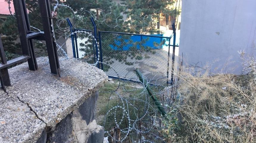 Yıkılan bah&ccedil;e duvarı &ccedil;ocuklar i&ccedil;in tehlike oluşturuyor