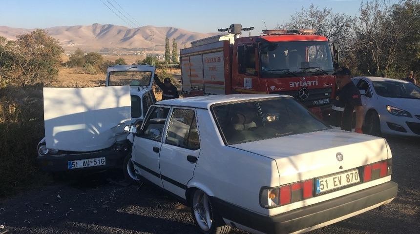 Niğde&rsquo;de iki otomobil &ccedil;arpıştı:2 yaralı