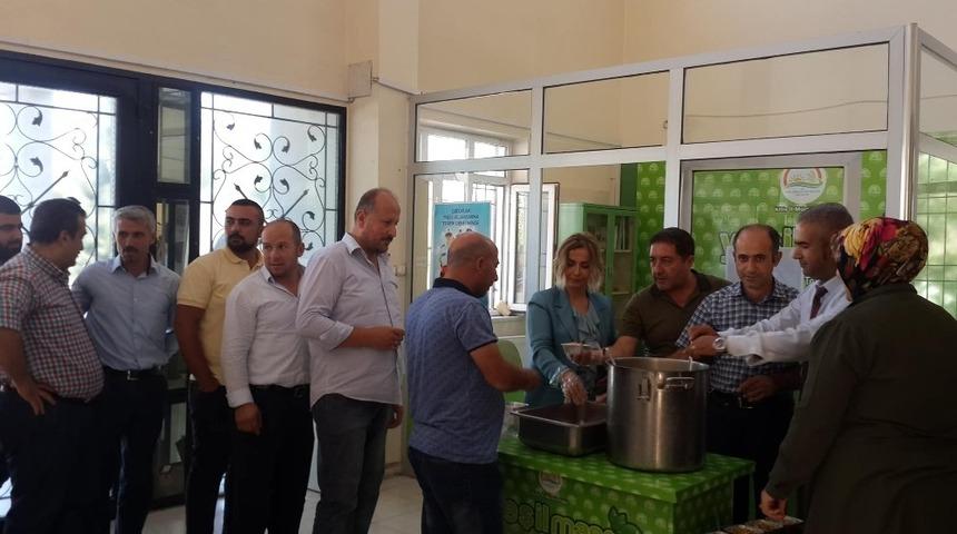 Aşure dağıtımları s&uuml;r&uuml;yor