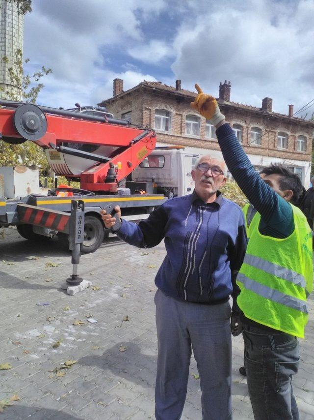 Manisa’da 650 yıllık çınar ağacı faciaya neden oluyordu