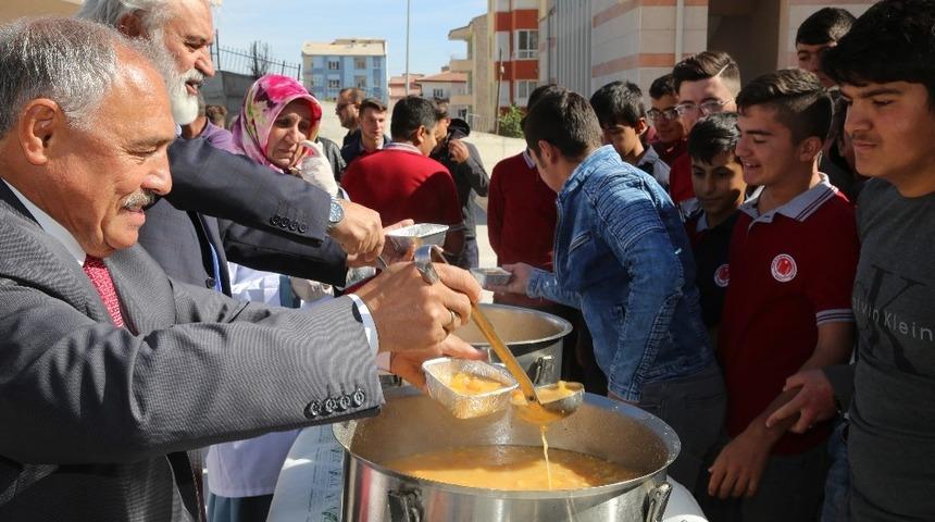 Niğde Belediye Başkanı &Ouml;zkan Okullarda aşure dağıtıyor
