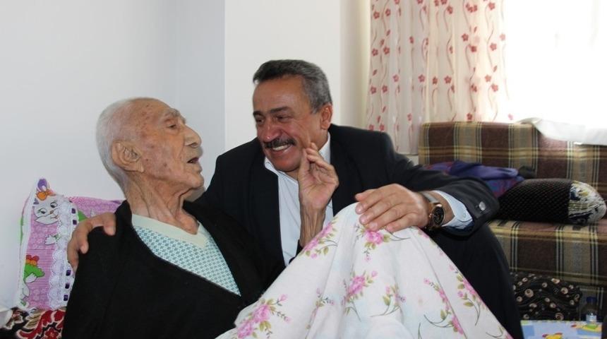 Başkan Tutal yaşlı ve hastaları ziyaret etti