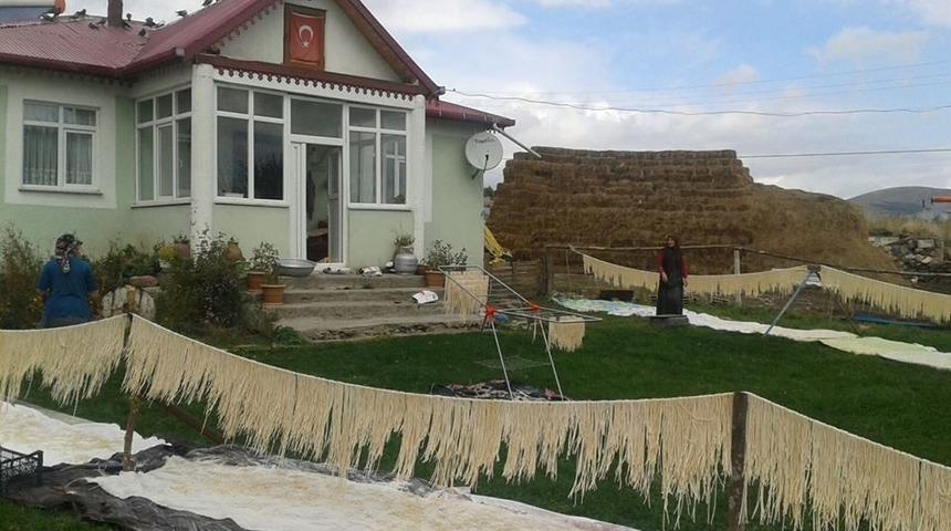 &Ccedil;ıldır&rsquo;da kışlık erişteler hazırlanıyor