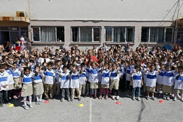 İzmir’de okullara spor malzemesi yardımı yeni eğitim yılında da sürüyor