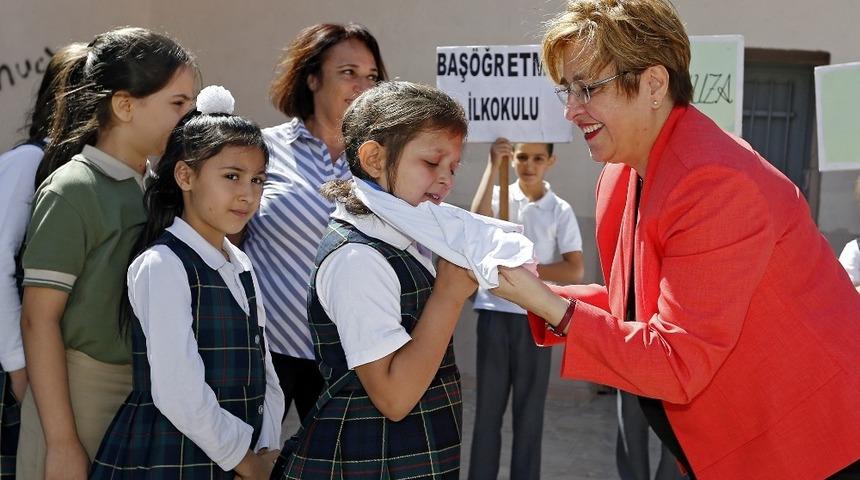 İzmir&rsquo;de okullara spor malzemesi yardımı yeni eğitim yılında da s&uuml;r&uuml;yor