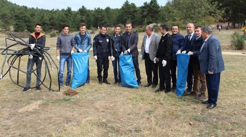 200 &ouml;ğrenci &ccedil;evre şenliğinde mesire alanını temizledi