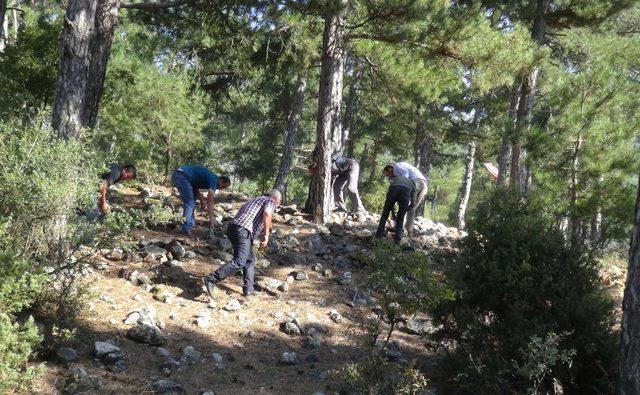 Kültür Varlıkları Kurulu'nun dikkatini çekmek için süpürgeli eylem