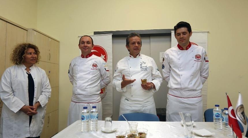 &Uuml;nl&uuml; aş&ccedil;ı YENİMEK kursiyerlerine aşure tarifi verdi