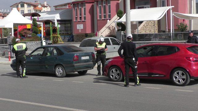 Beyşehir’de emniyet kemeri takmayan ve telefonla konuşan sürücülere ceza