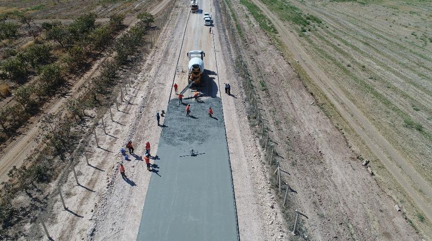 Ceylanpınar&rsquo;da beton yol &ccedil;alışmaları devam ediyor
