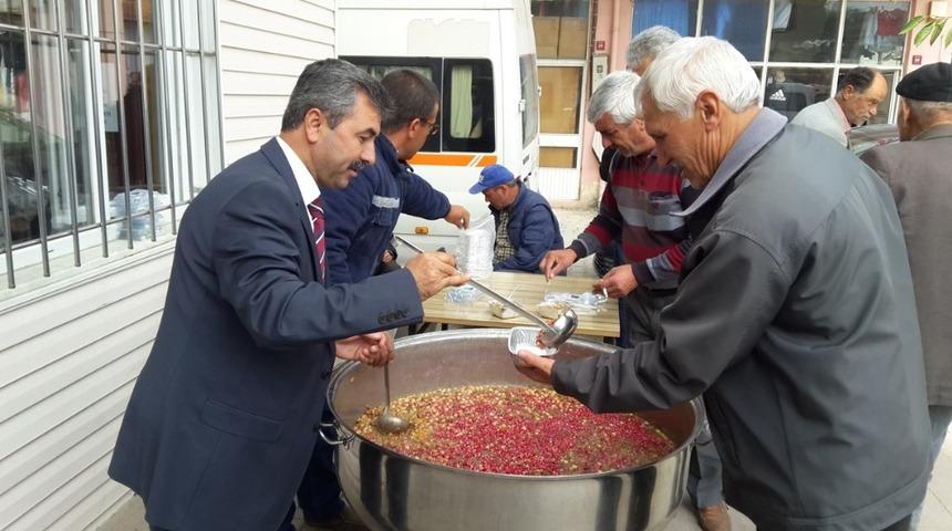 Pazarlar Belediyesi 5 bin kişiye aşure dağıttı