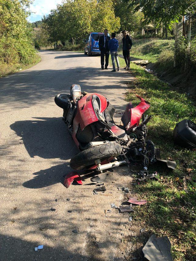 Öğrenci servisine çarpan motosiklet sürücüsü öldü