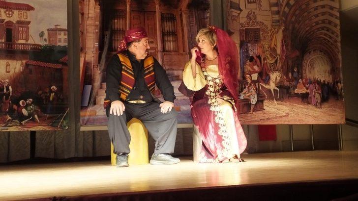 Burhaniye’de İzmirli amatörlerin müzikli oyunu ilgi gördü G3