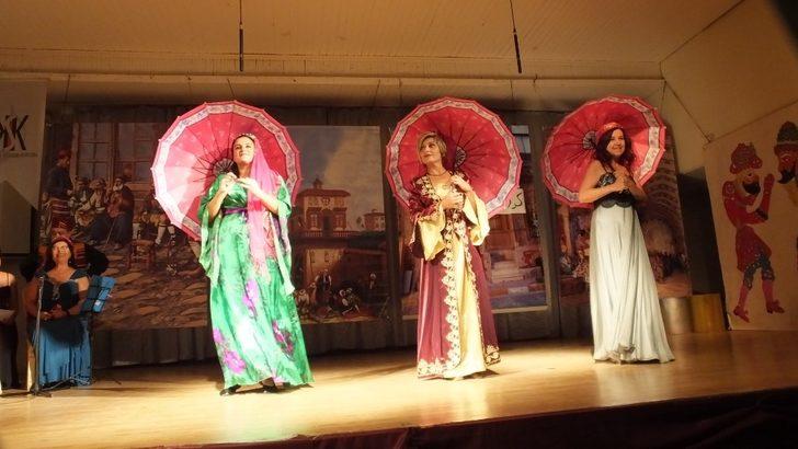 Burhaniye’de İzmirli amatörlerin müzikli oyunu ilgi gördü G5