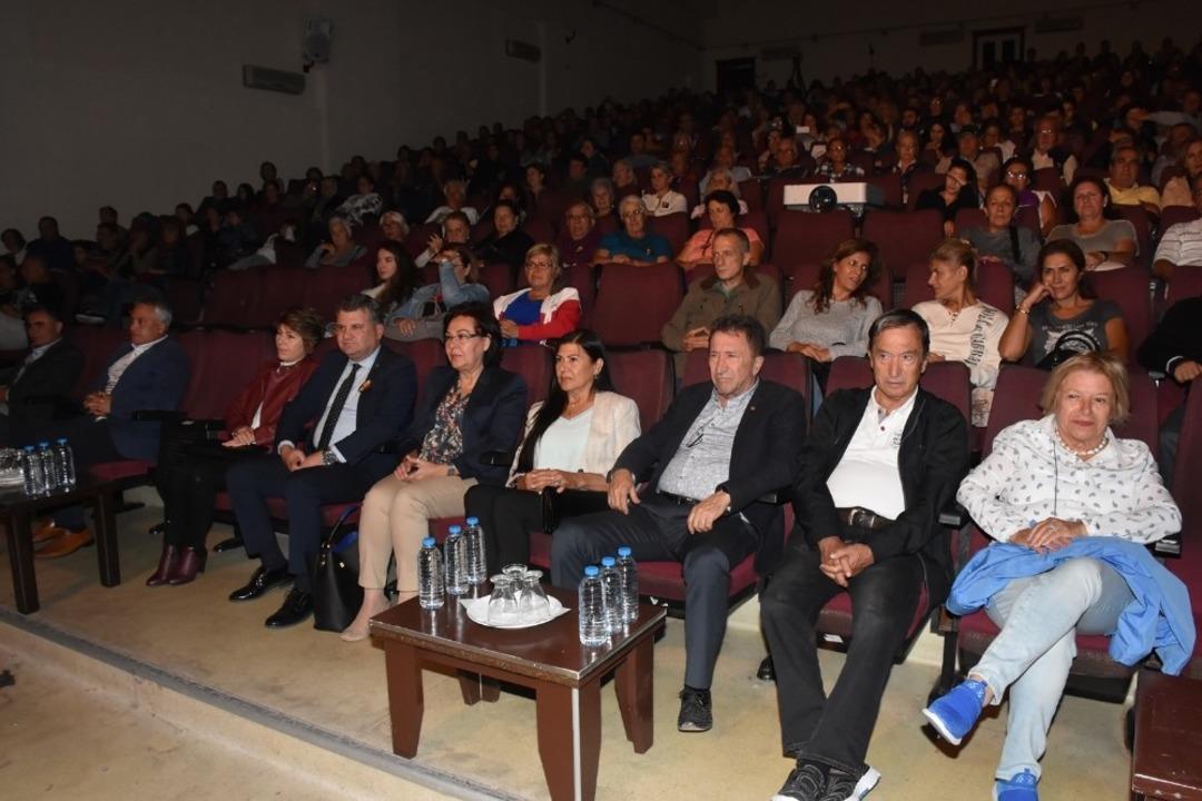 Altan Erkekli, Edremit&rsquo;te Tuncel Kurtiz anısına sahneye &ccedil;ıktı