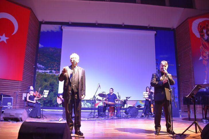 Altan Erkekli, Edremit’te Tuncel Kurtiz anısına sahneye çıktı G2