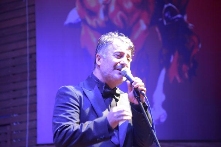 Altan Erkekli, Edremit’te Tuncel Kurtiz anısına sahneye çıktı G4