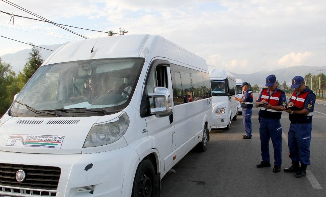 Fethiye&rsquo;de jandarma okul servislerini mercek atına aldı