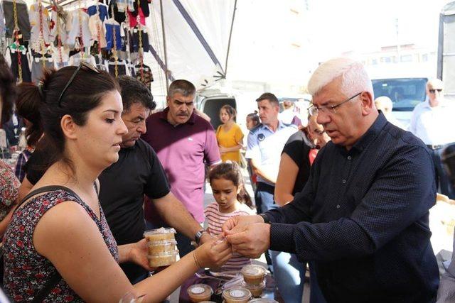 Başkan Yüksel pazarcı esnafına ve vatandaşlara aşure ikram etti