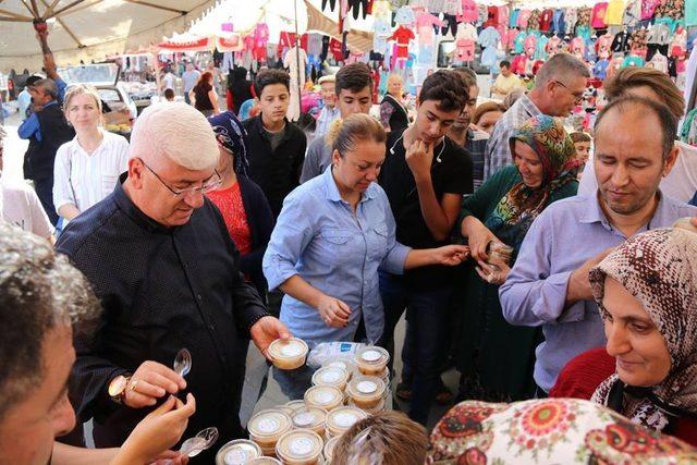 Başkan Yüksel pazarcı esnafına ve vatandaşlara aşure ikram etti