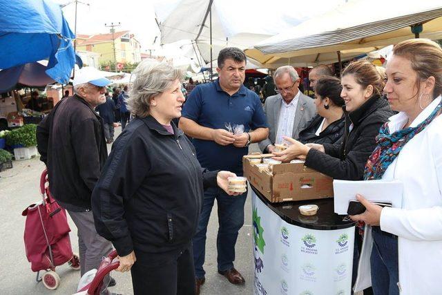 Başkan Yüksel pazarcı esnafına ve vatandaşlara aşure ikram etti