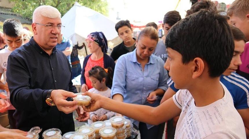 Başkan Y&uuml;ksel pazarcı esnafına ve vatandaşlara aşure ikram etti