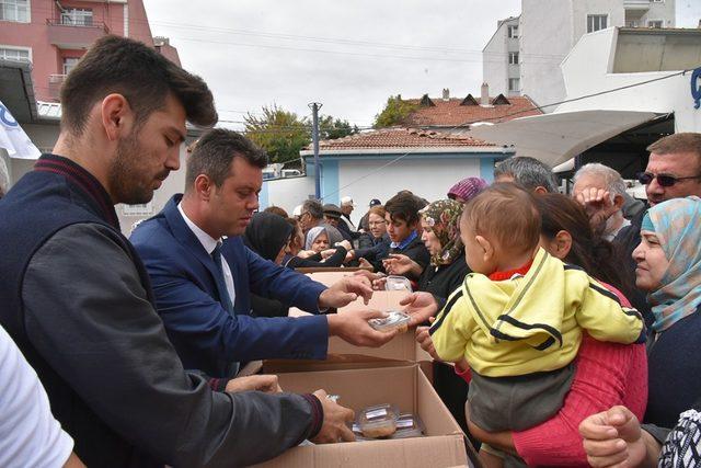 Başkan Sarıkurt esnafa ve vatandaşa aşure ikram etti