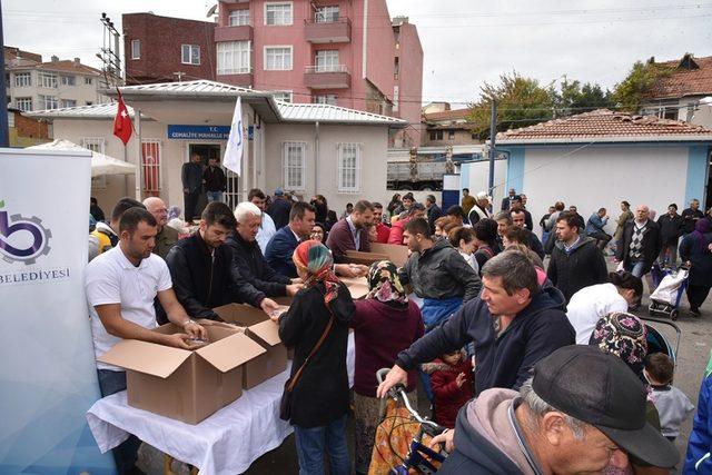 Başkan Sarıkurt esnafa ve vatandaşa aşure ikram etti