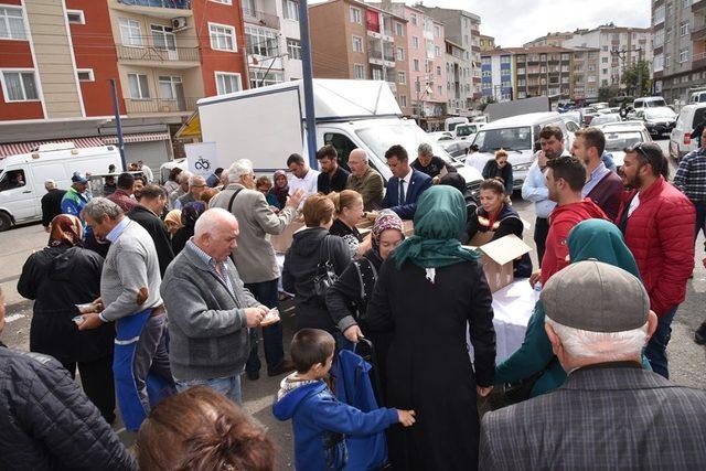 Başkan Sarıkurt esnafa ve vatandaşa aşure ikram etti