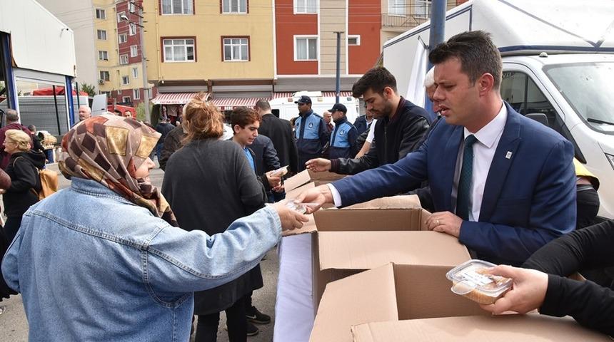 Başkan Sarıkurt esnafa ve vatandaşa aşure ikram etti
