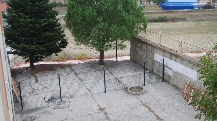 Tehlike sa&ccedil;an okul duvarı yıkıldı