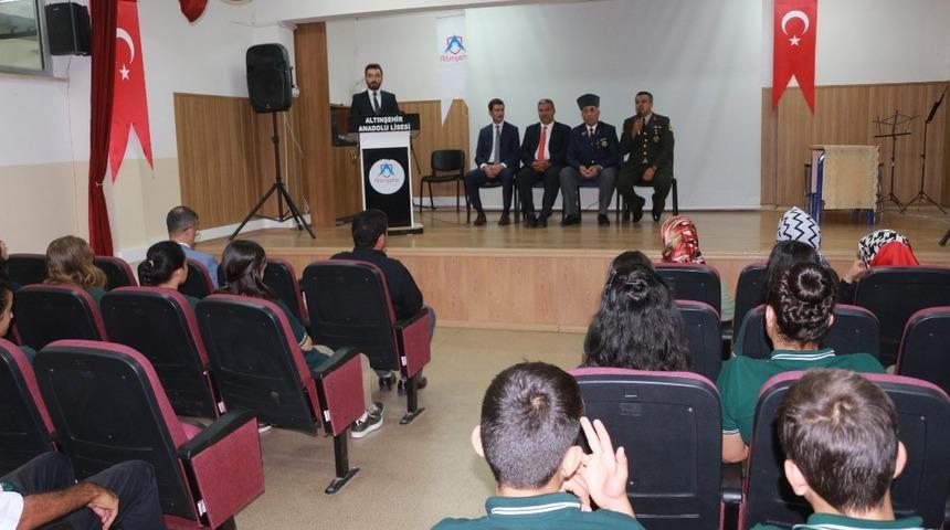 Jandarma ve gaziler &ouml;ğrencilerle buluştu